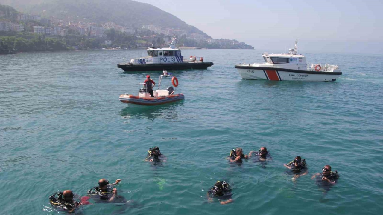 Ordu’da dalgıçlar denizde dip temizliği yaptı