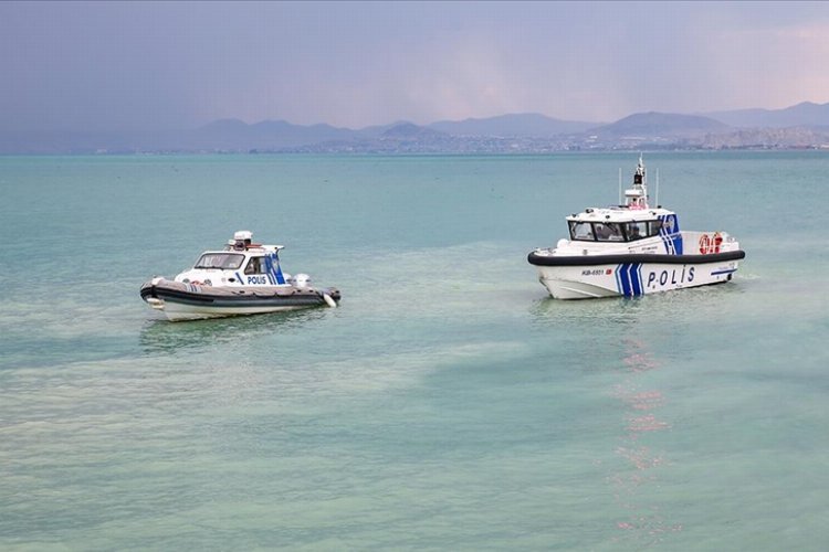Van Gölü&#039;nde deniz polisi devriyesi