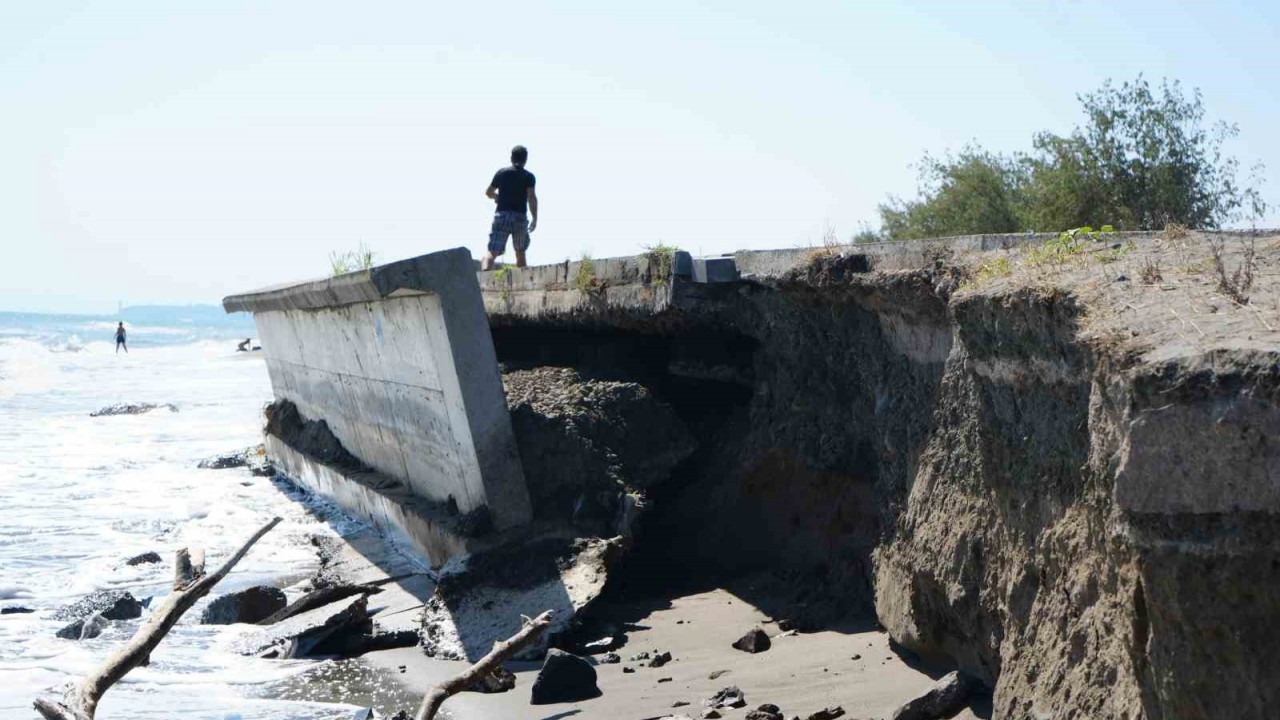 Hırçın Karadeniz, sahili yutuyor