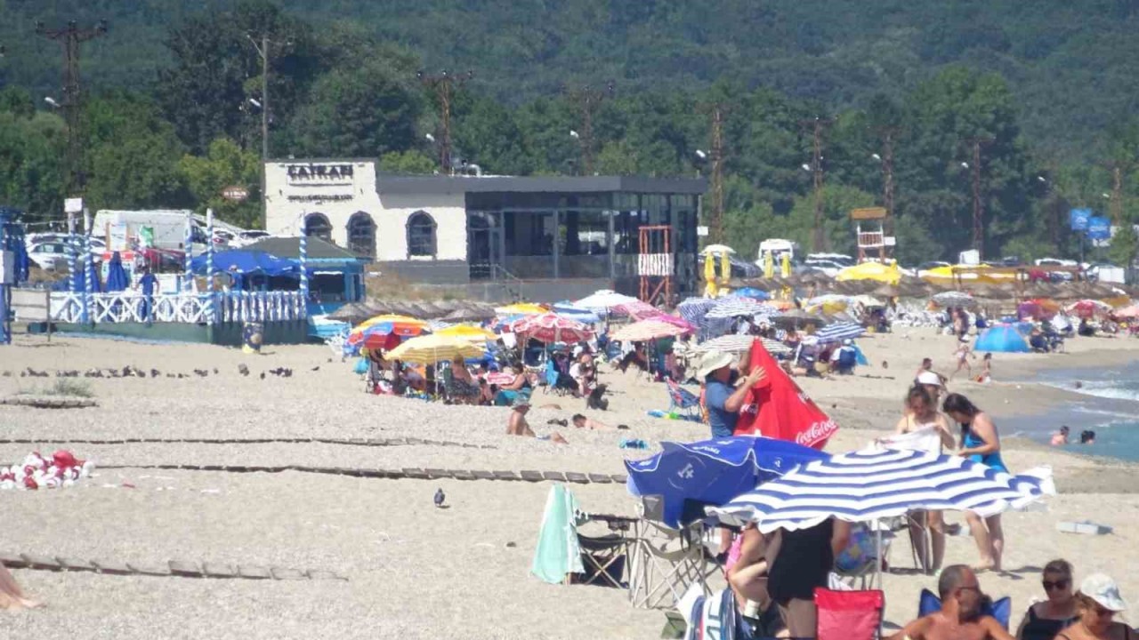 Kırklareli’de sıcaktan bunalan vatandaşlar soluğu denizde aldı