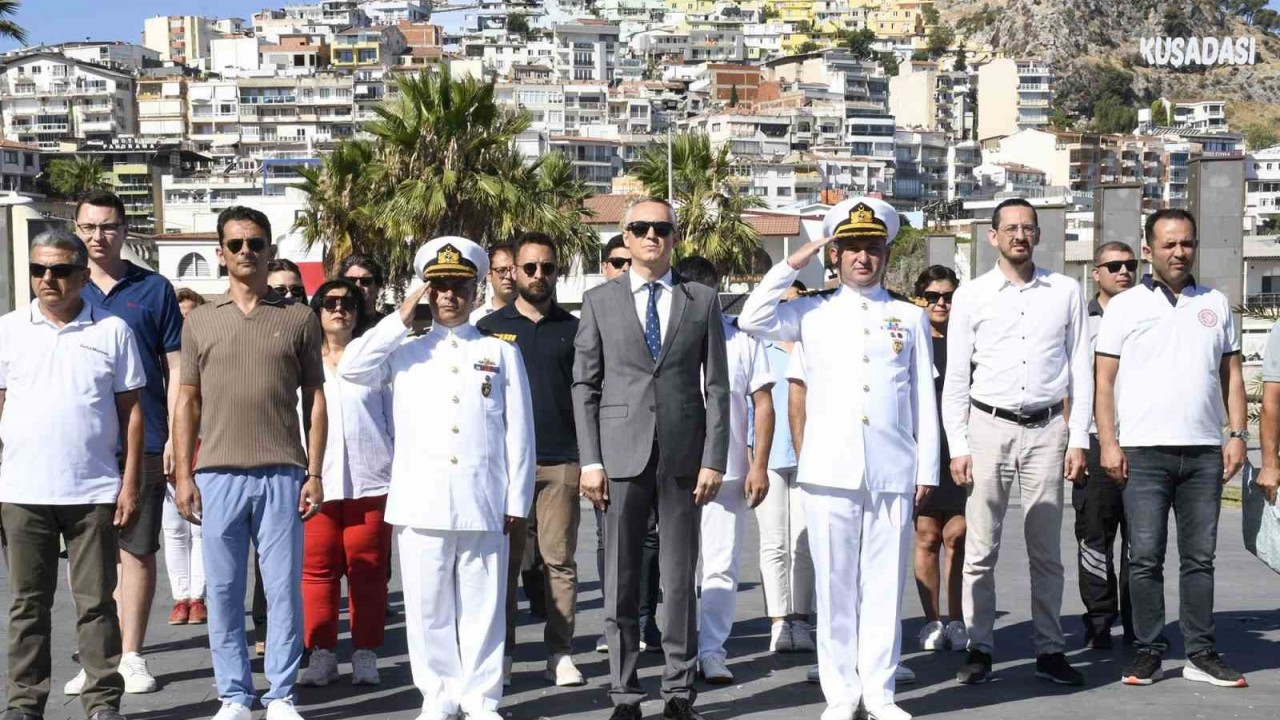 Kuşadası’nda deniz şehitleri anısına Körfez’e çelenk bıraktı