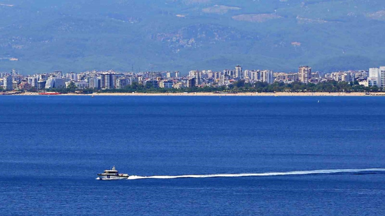 Yüzen 3 kişinin kıyıya dönemediği ihbarı deniz polisini alarma geçirdi