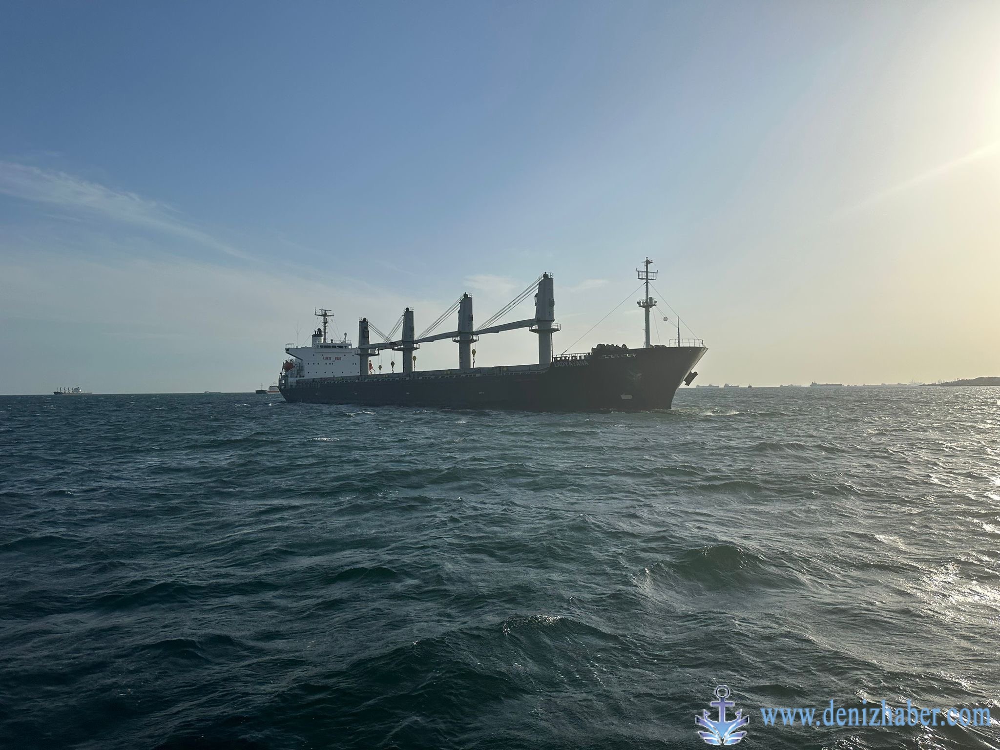 Ahırkapı önlerinde karaya oturan &#039;Lady Ayana&#039; isimli gemi kurtarıldı