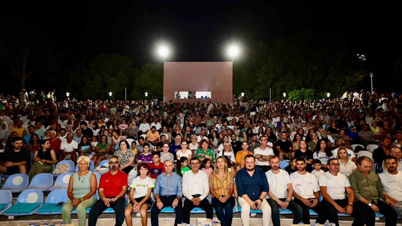 Denizli Büyükşehrin Yaz Sinema Günleri unutulmaz bir akşam yaşattı