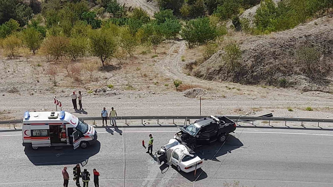 Denizli’de iki otomobil kafa kafaya çarpıştı; 1 ölü,3 yaralı