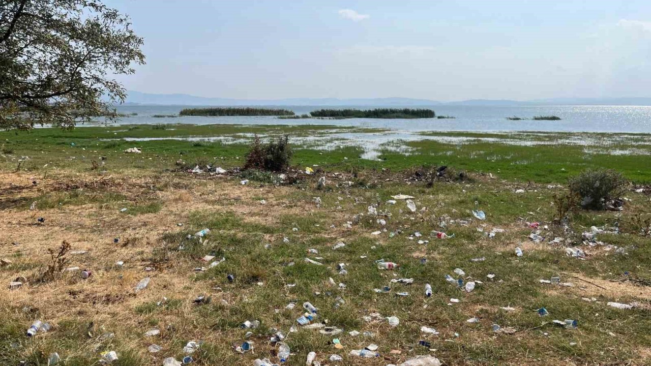 Kuşcenneti Futbol Turnuvası gölün kıyısını çöplüğe çevirdi