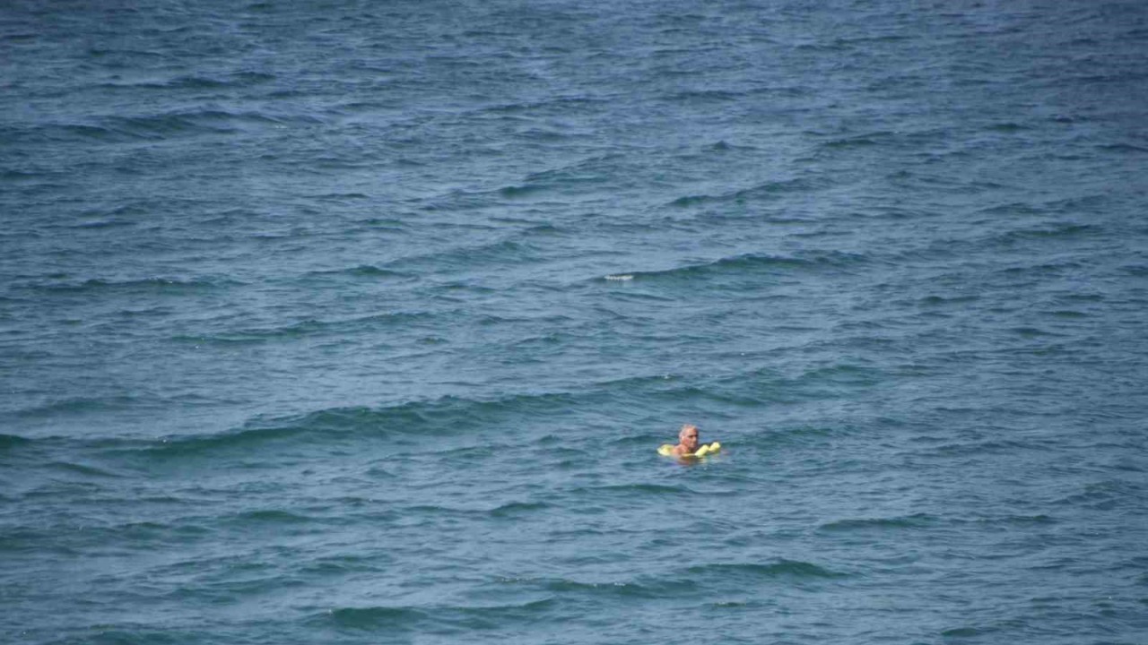 Serinlemek için girdiği denizde mahsur kaldı