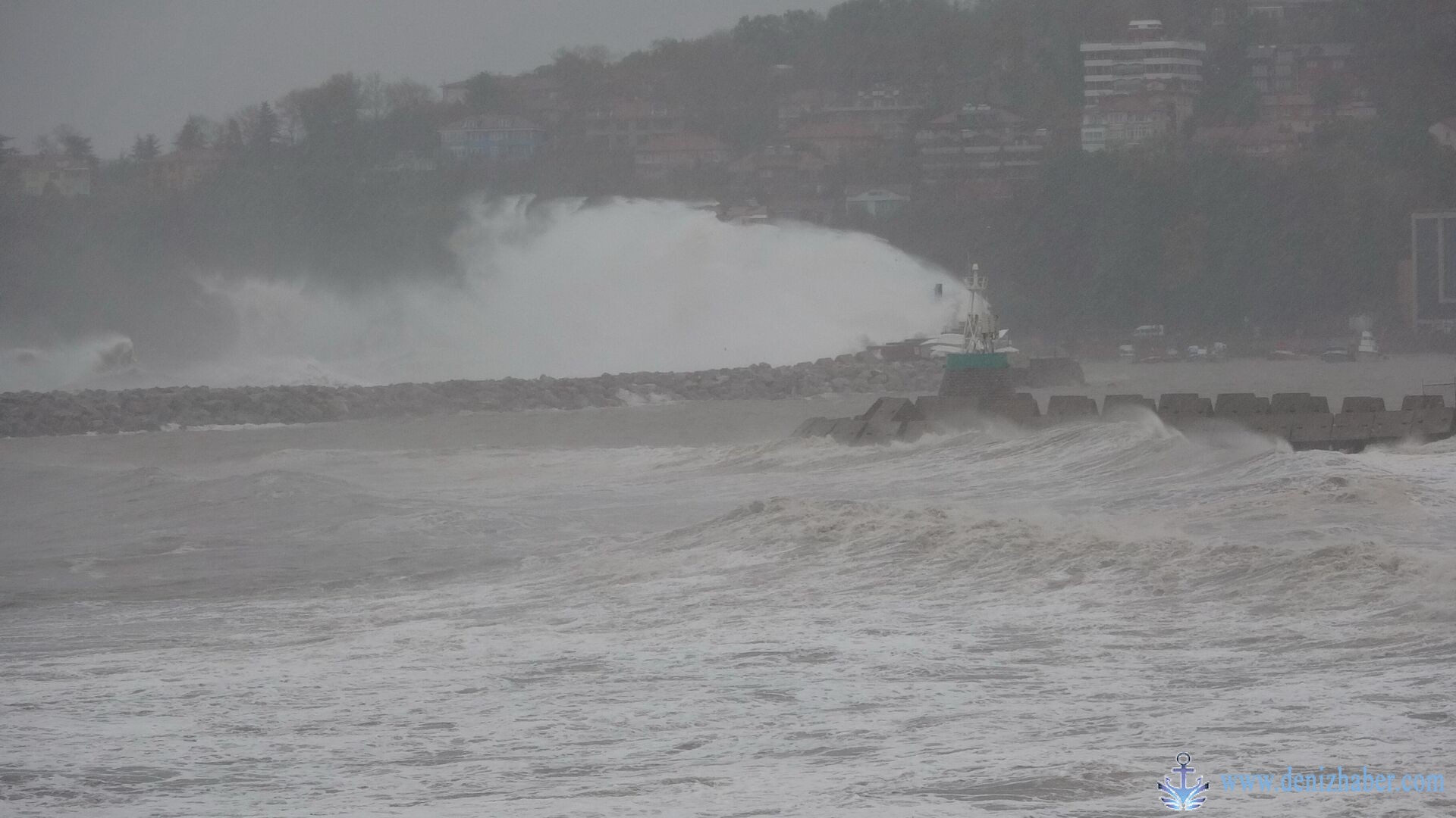 Akdeniz&#039;de &#039;kasırga koptu&#039;, Onlarca tekne ve yat alabora oldu