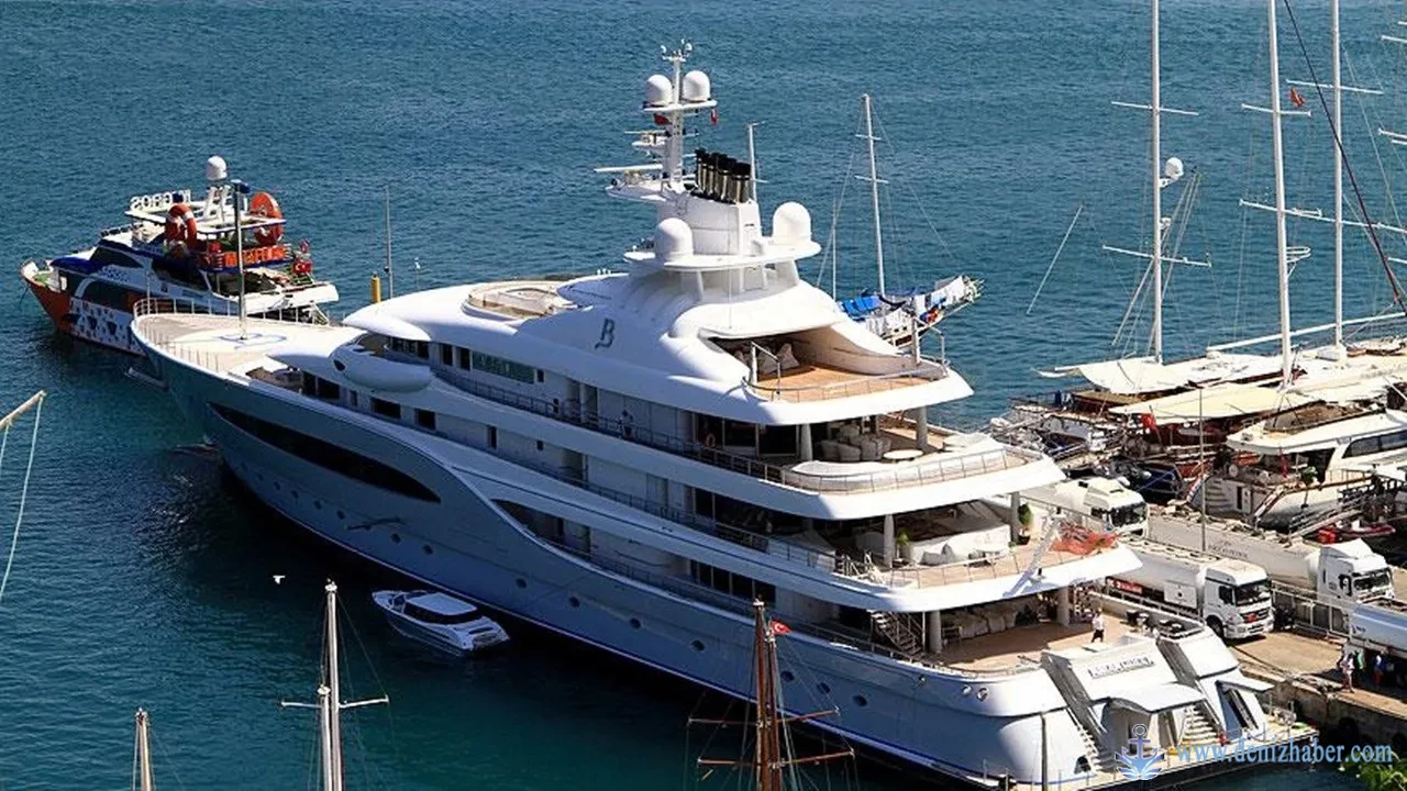 Mayan Queen 4 isimli lüks yat yakıt ikmali için Fethiye&#039;de