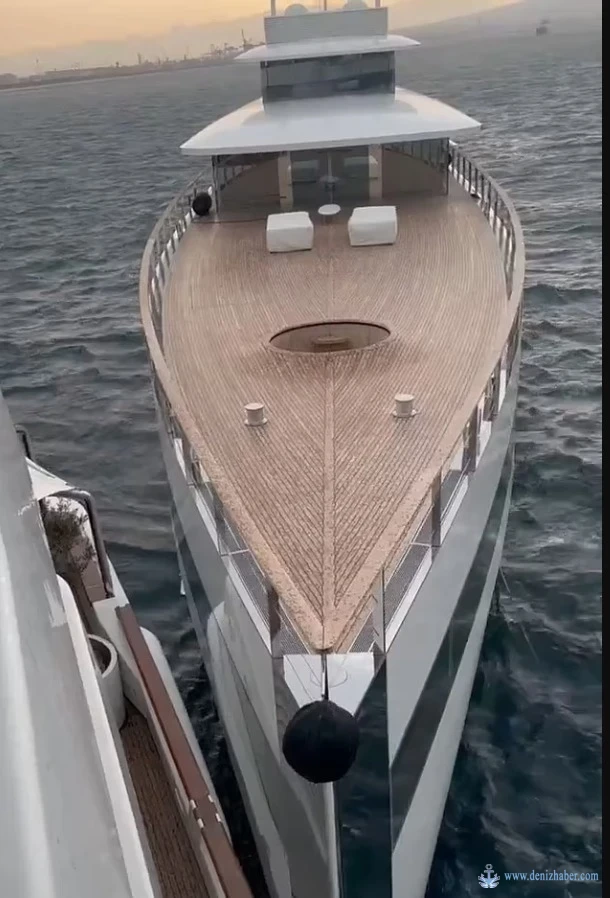 İtalya’nın Napoli Kenti Açıklarında Iki Süper Yat Çarpıştı