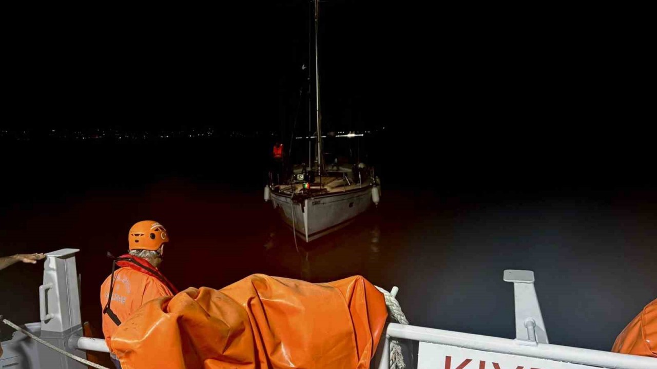Açık denizde sürüklenen 15 metrelik tekneyi KEGM ekipleri kurtardı