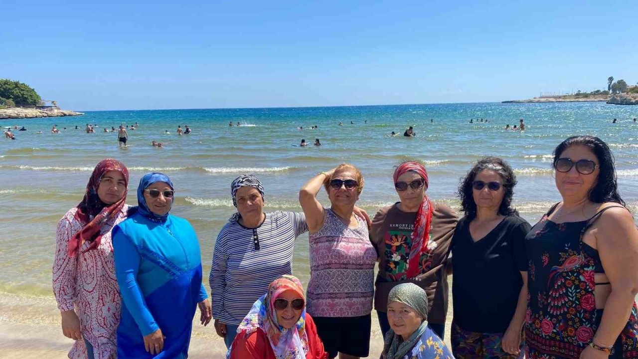 Emekliler, deniz, kum ve güneşin keyfini çıkarıyor