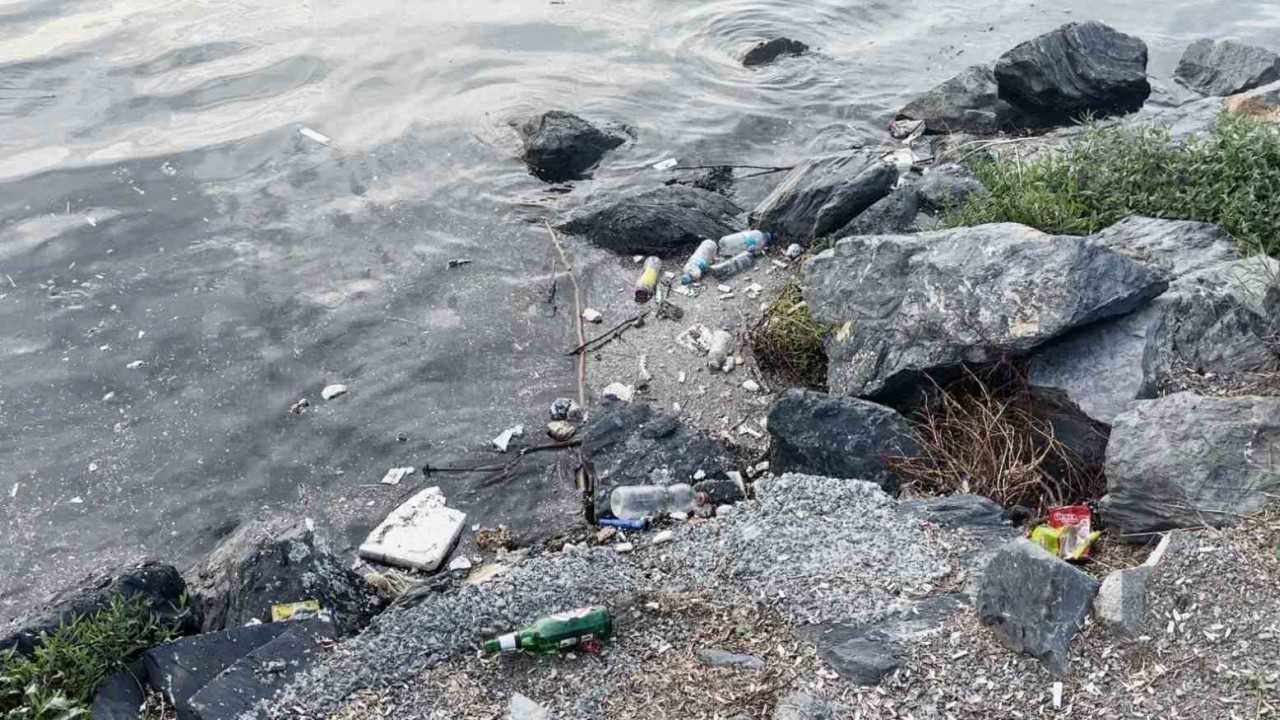 Haliç’in kıyıları çöplüğe döndü