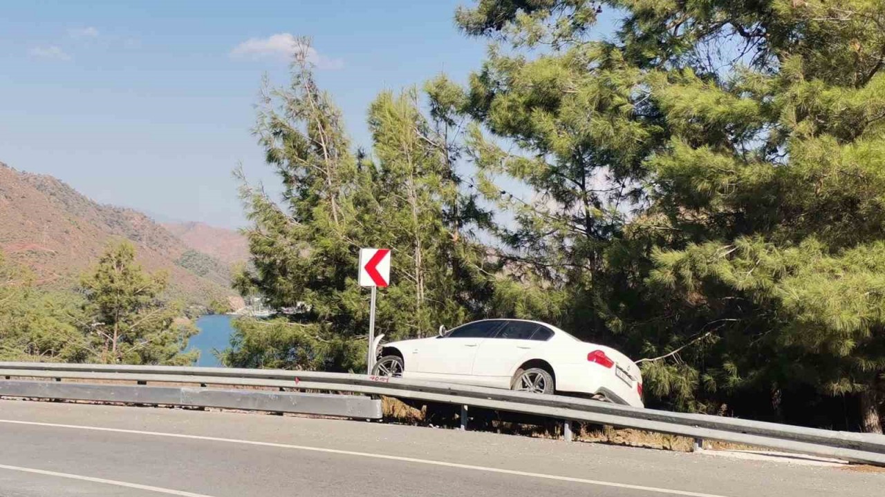 Sürücü denize uçmaktan son anda kurtuldu