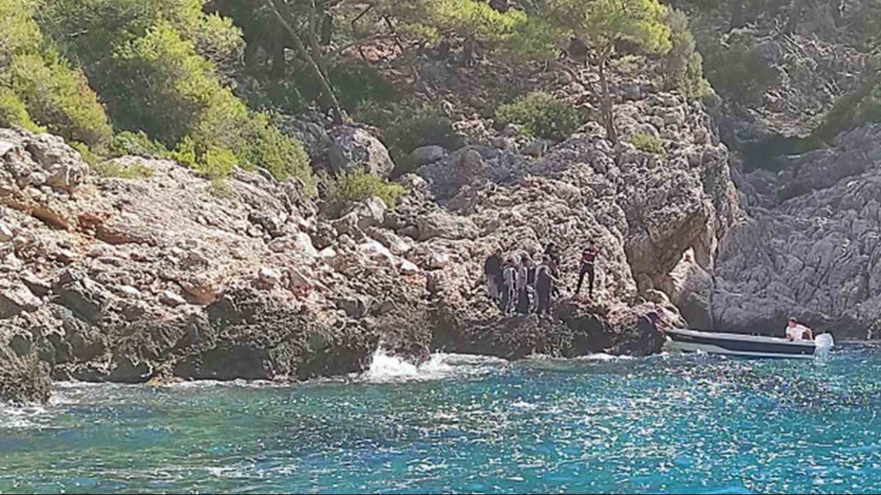 Gemiler koyunda 6 düzensiz göçmen yakalandı