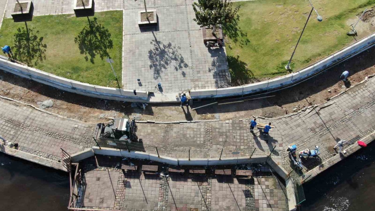 İzmir Kordon’da deniz taşkınlarına karşı beton bariyerlerin kurulumuna başlandı