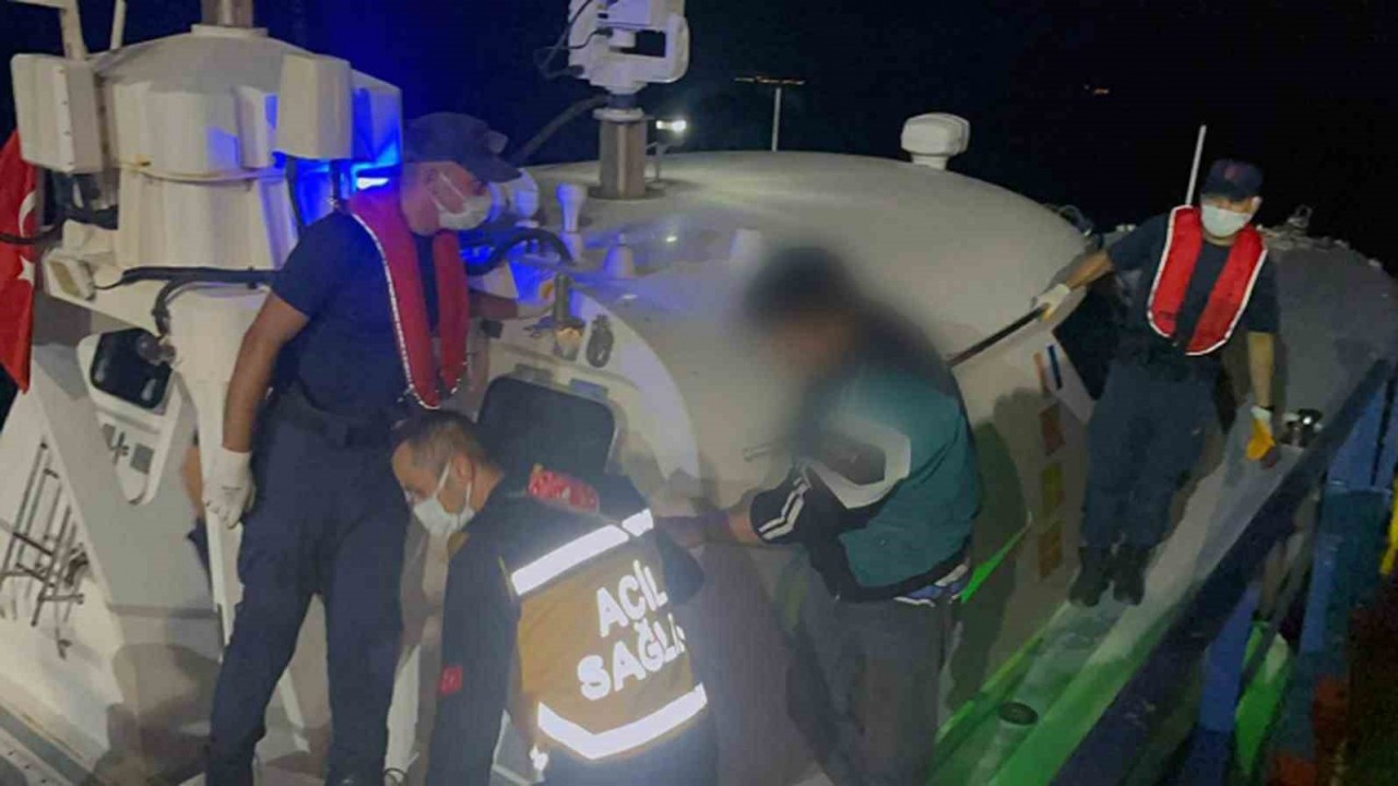 Ticari gemide rahatsızlanan vatandaşa tıbbi tahliye