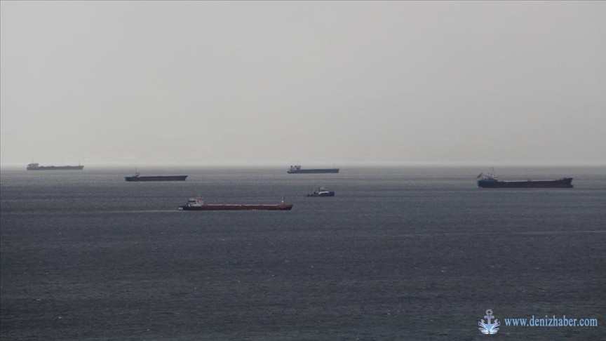 Olumsuz hava koşulları yüzünden bazı gemiler Sinop Limanı&#039;na demirledi