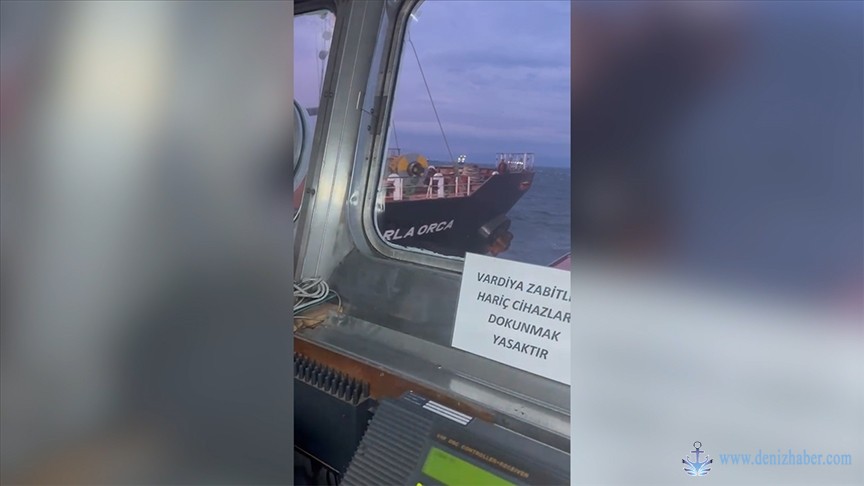 Kartal&#039;da demirli 2 gemi lodosun etkisiyle birbirine sürttü