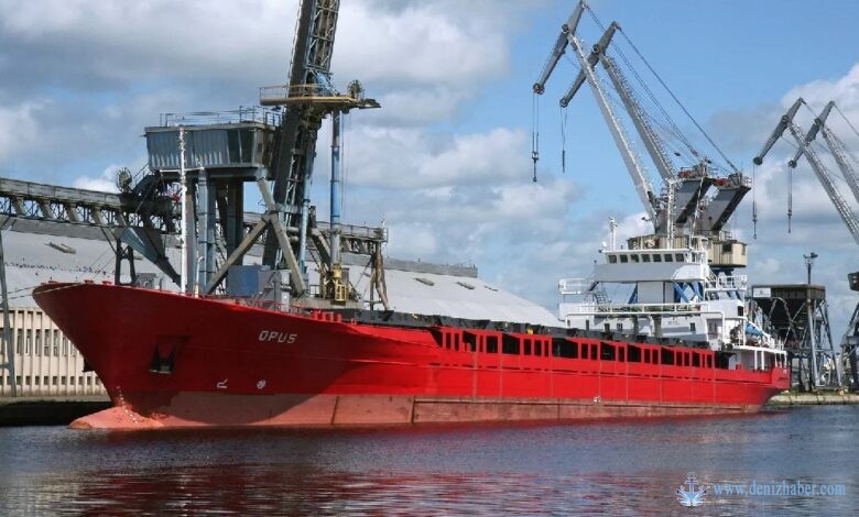 Suriye&#039;ye doğru ilerleyen 45 yıllık bir gemi görüldü