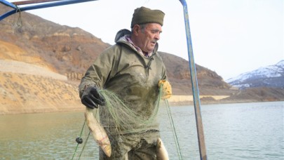 Muş’ta balıkçıların zorlu kış mesaisi