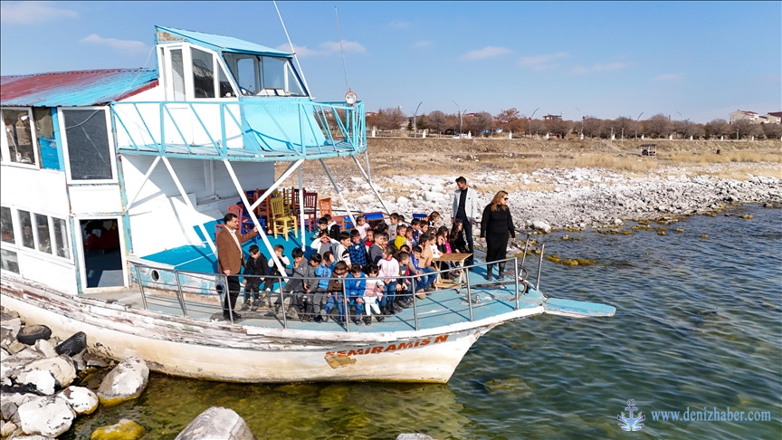 Van’da Okuma Yazma Öğrenen Minikler Teknede Keyif Yaşadı