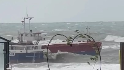 Kilyos açıklarında gemi dev dalgalarla sürüklendi!