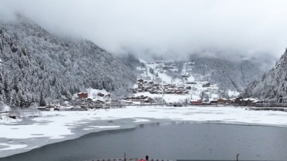 Uzungöl'ün yüzeyi buz tuttu