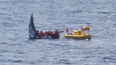 Sürüklenen Göçmen Teknesini Yolcu Gemisi Kurtardı