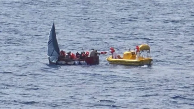 Sürüklenen Göçmen Teknesini Yolcu Gemisi Kurtardı
