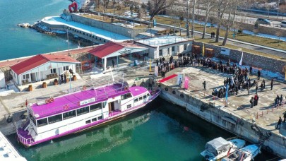 Van'da Kayyım, Kadın Kütüphanesini Protokol Gemisi Yaptı