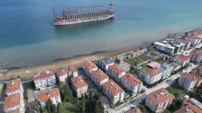 Yalova'da karaya oturan gemi, lodos yardımıyla kurtuldu