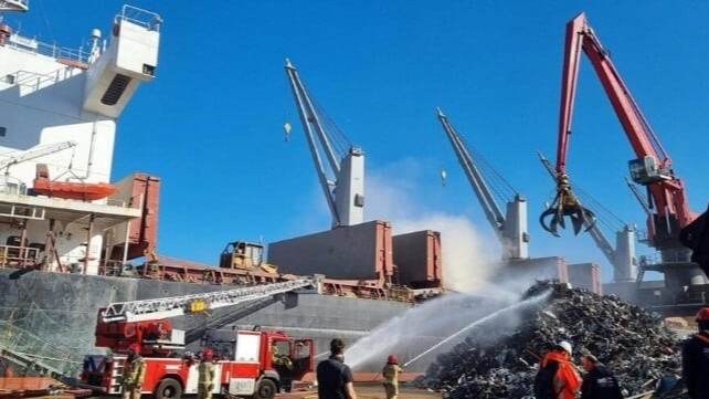 Amsterdam Limanı’ndaki Gemi Yangını Büyüyor!