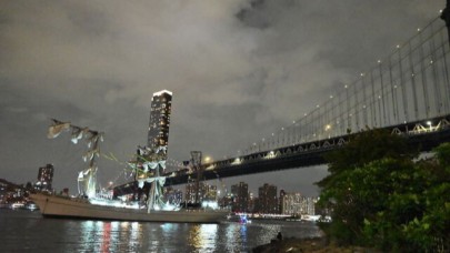 Meksika donanmasına ait gemi Brooklyn Köprüsü'ne çarptı