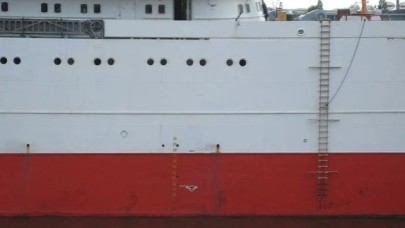 Çarmıhtan düşen  düşen kılavuz kaptan ağır yaralandı