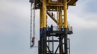 Greenpeace’ten Shell platformunda Anish Kapoor’lu eylem