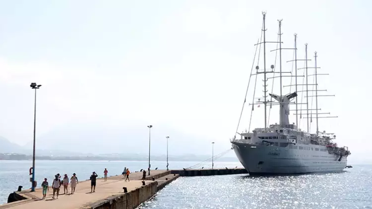 &quot;Club Med 2&quot;, Alanya Limanı&#039;na demirledi!