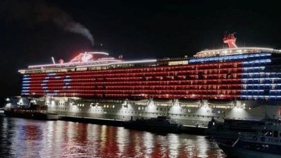 Resilient Lady, Çanakkale Boğazını Dev Türk Bayrağıyla Selamladı
