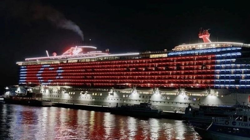 Resilient Lady, Çanakkale Boğazını Dev Türk Bayrağıyla Selamladı