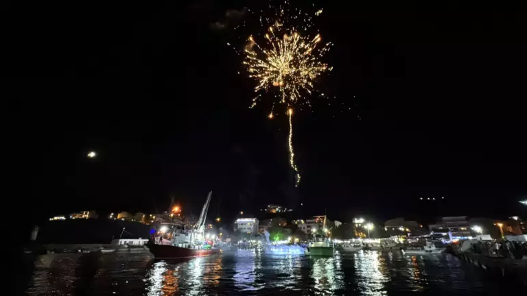 Tekirdağlı balıkçılar, havai fişek gösterileriyle denize açıldı