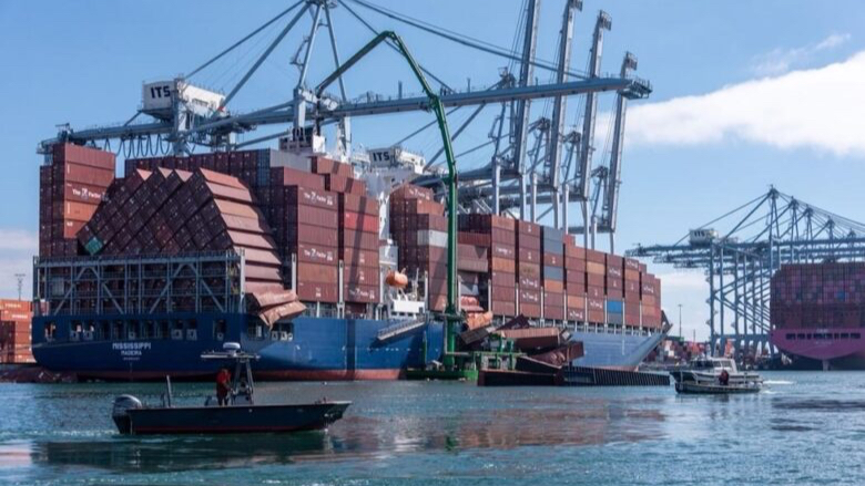 Long Beach Limanı’nda 67 Konteyner Denize Düştü