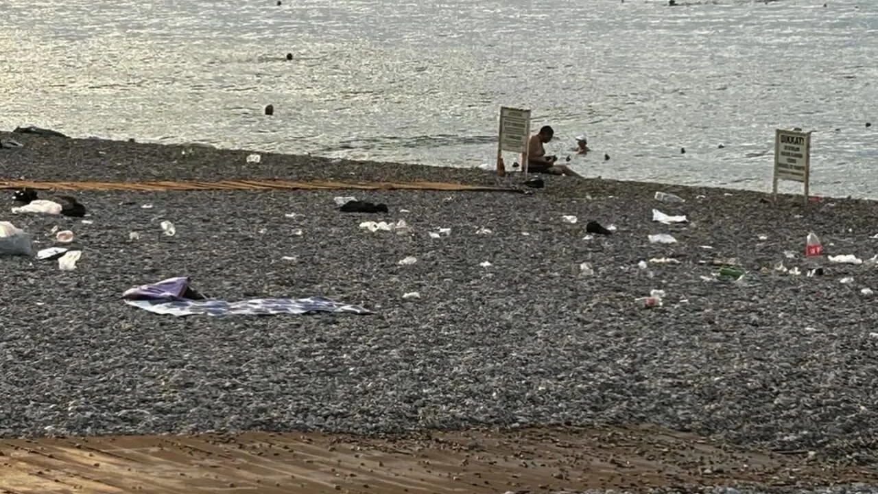 Konyaaltı Plajı’nda Çöp Atana Yüklü Para Cezası