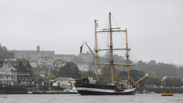 Kraliyet Donanması subayları yelkenliyle eğitecek