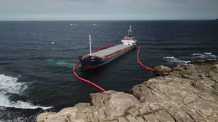 Kandıra’da karaya oturan “RAPID” gemisi kurtarılmayı bekliyor