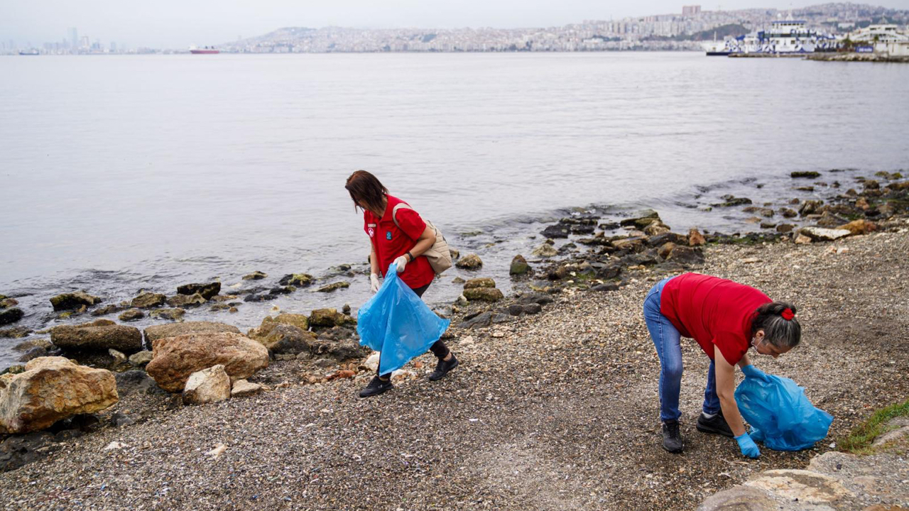 İzmirlilerden dünya rekoru için kıyı temizliği!