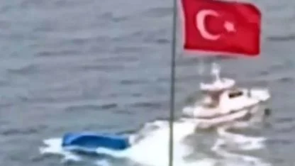 Eynesil açıklarında yedeklenen balıkçı teknesi alabora oldu