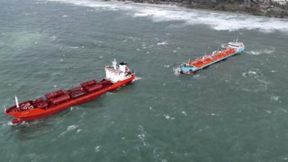 Lodos iki tankeri çarpıştırdı: Biri kurtarıldı, diğeri sürükleniyor