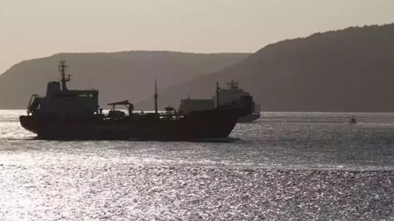 Çanakkale Boğazı kuvvetli fırtına nedeniyle transit gemi geçişlerine kapatıldı