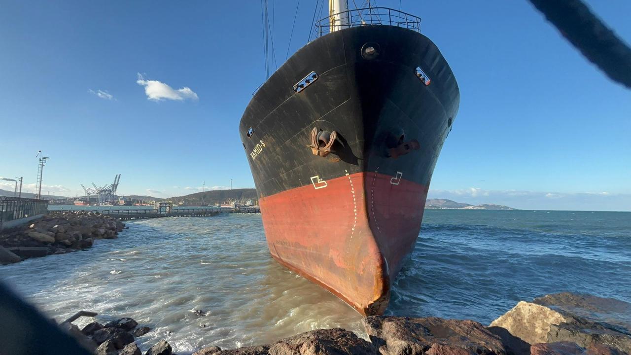 Ege Gübre Limanı Açıklarında Kuruyük Gemisi Karaya Oturdu