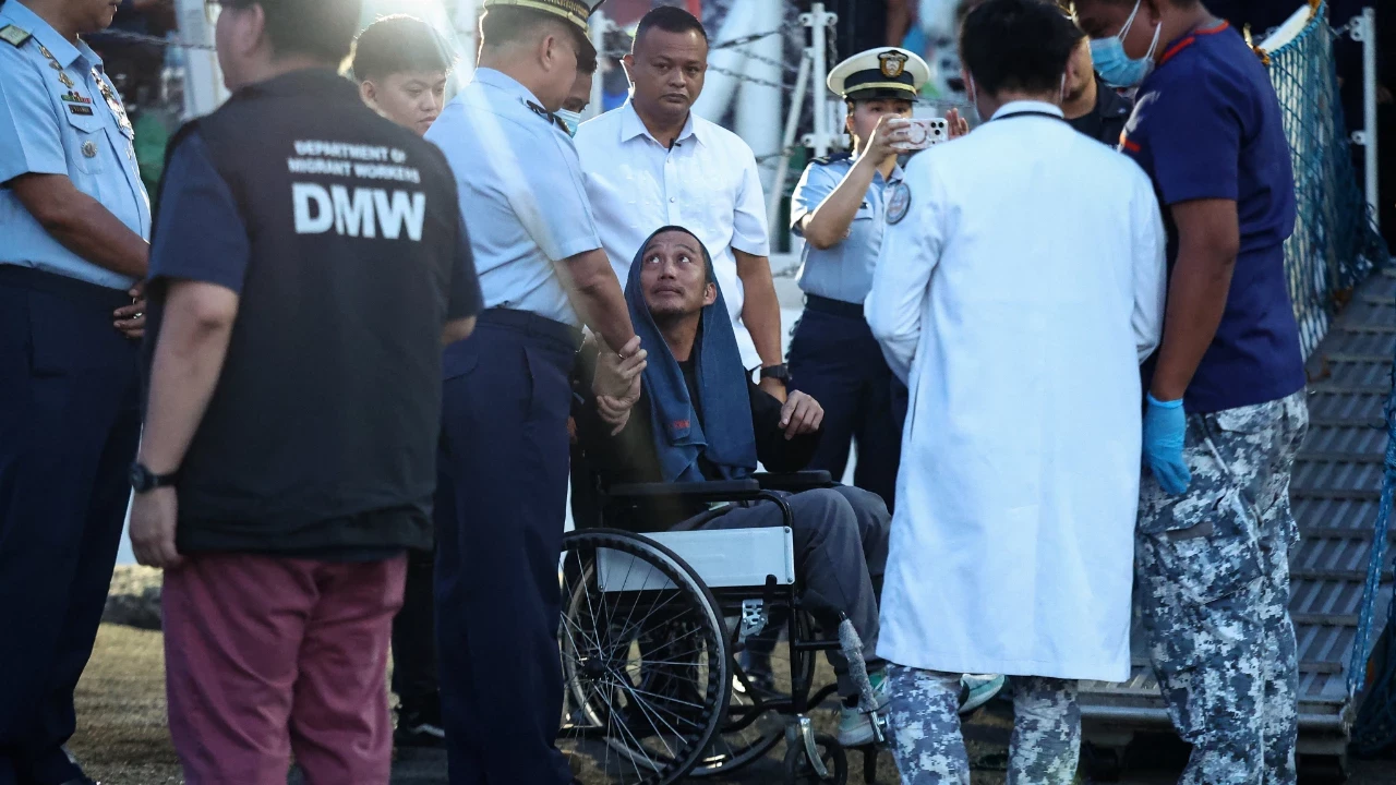 Filipinler’de 359 kişiyi taşıyan feribot battı!